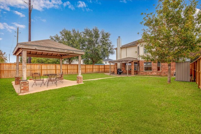 view of yard featuring a patio