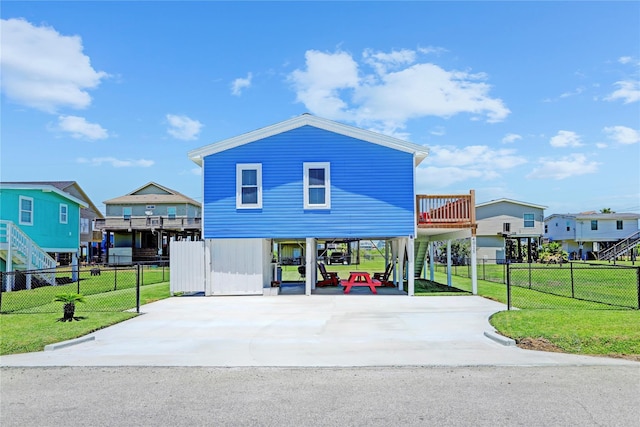 view of front of home with a carport and a front yard