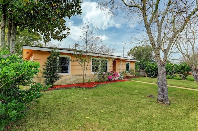 ranch-style house featuring a front yard