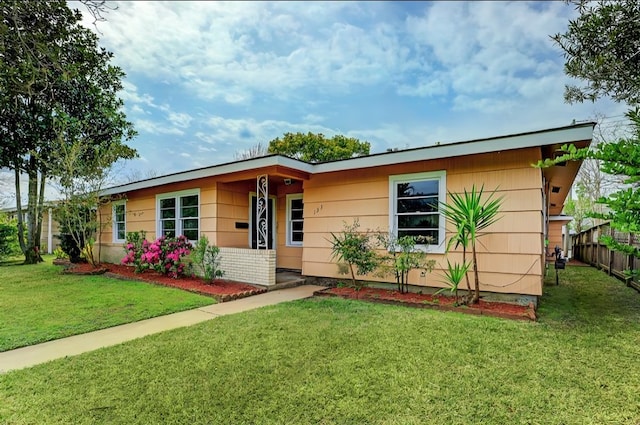 single story home with a front yard