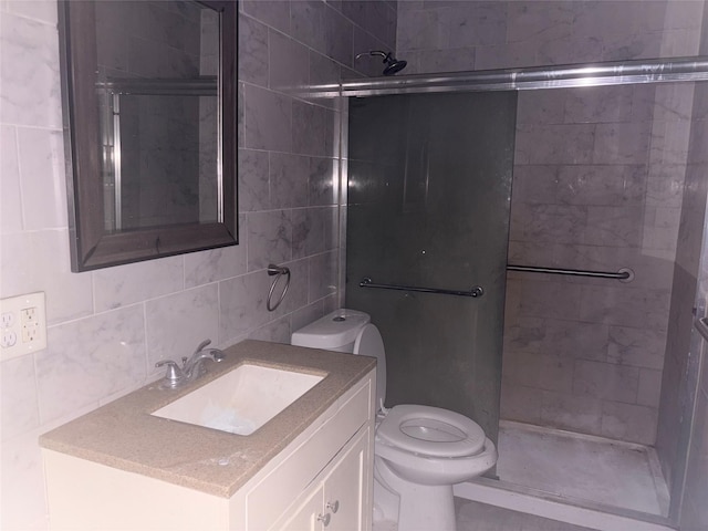 bathroom featuring a tile shower, vanity, tasteful backsplash, and toilet