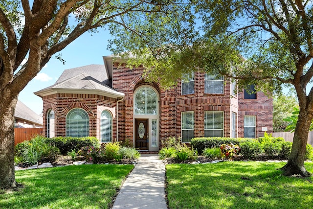 view of front facade featuring a front lawn