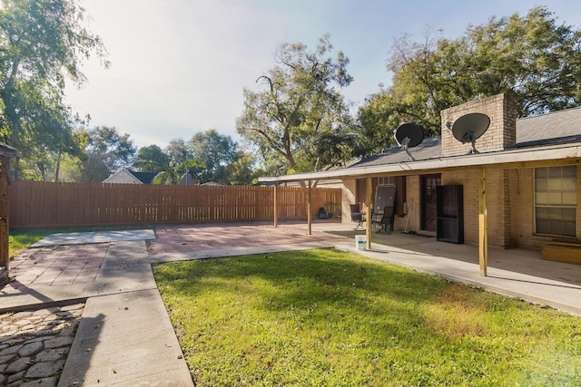 view of yard featuring a patio area