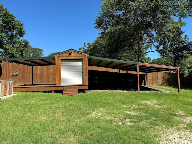 view of yard with an outdoor structure