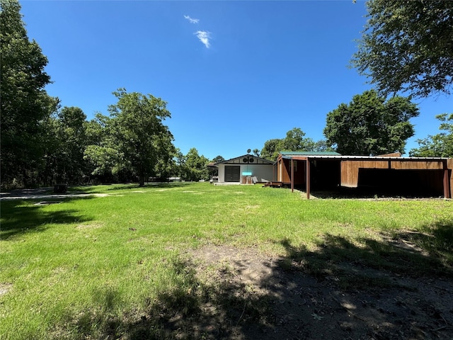 view of yard featuring an outdoor structure