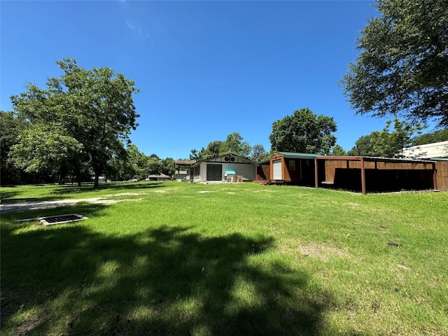 view of yard featuring an outbuilding