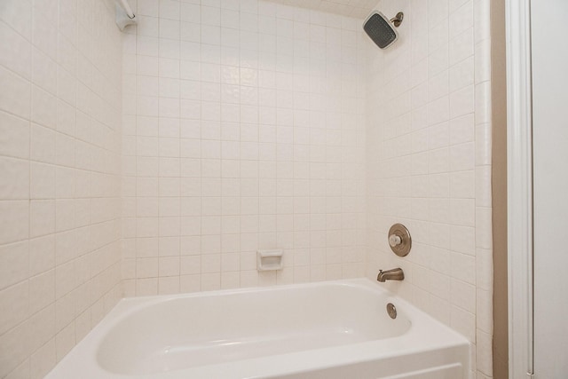 bathroom with tiled shower / bath