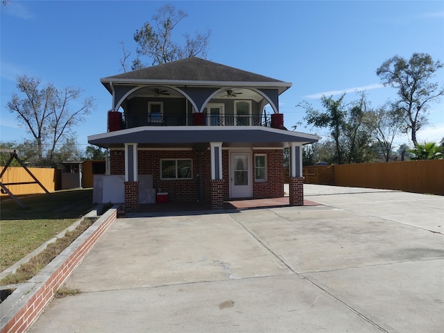 view of front facade featuring ceiling fan, a porch, and a balcony