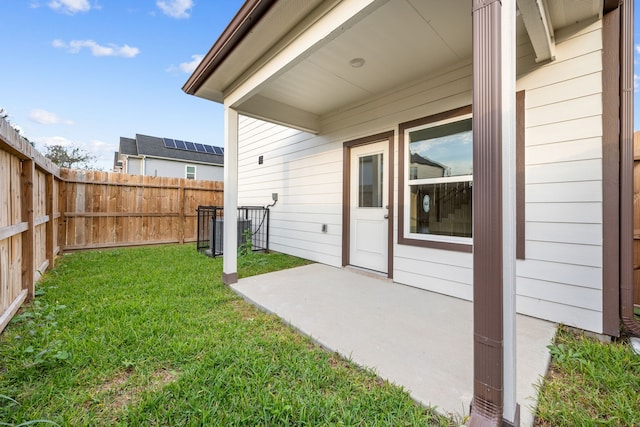 view of yard featuring a patio area