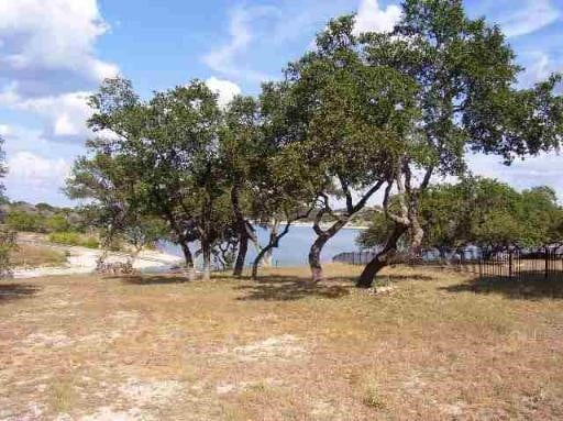 Listing photo 3 for 247 Oak Hideaway Dr, Canyon Lake TX 78133