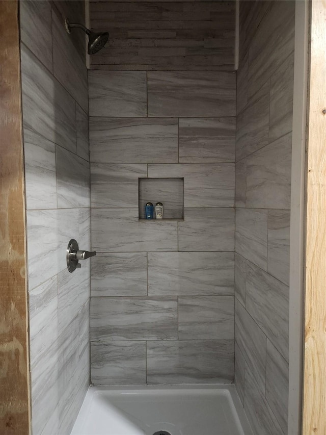 bathroom featuring tiled shower