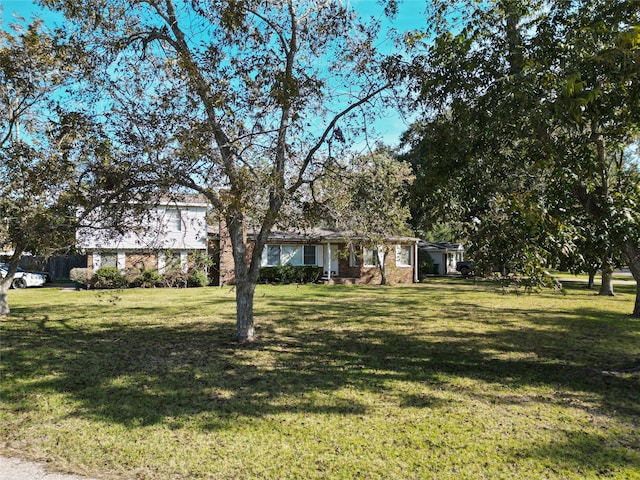 view of front of property featuring a front lawn