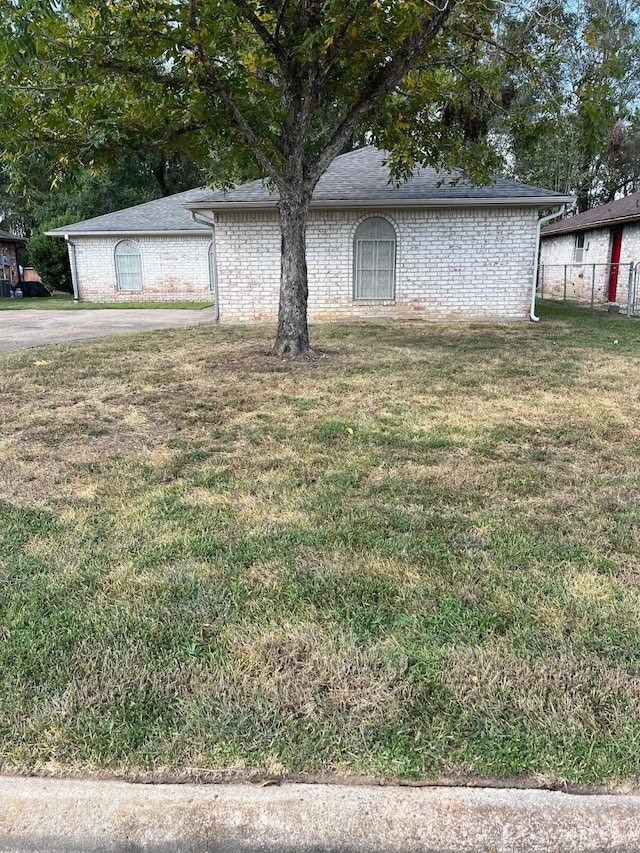 exterior space featuring a front yard