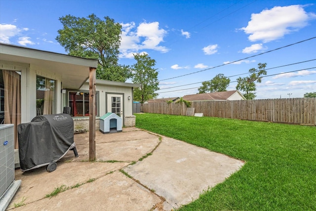 view of yard featuring a patio