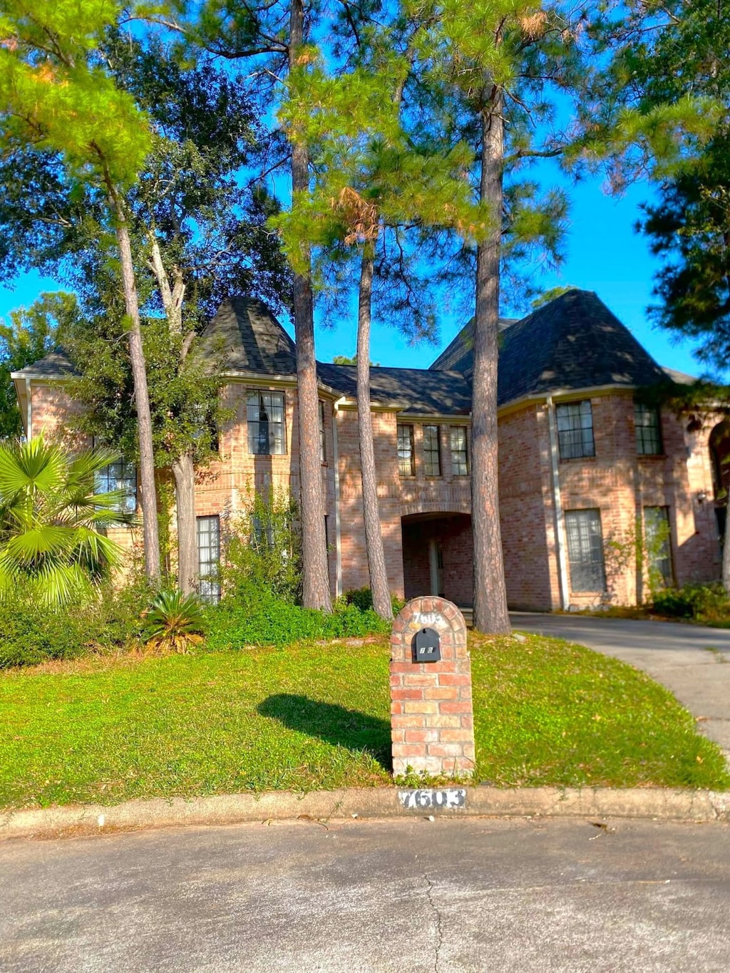 view of front of home with a front yard