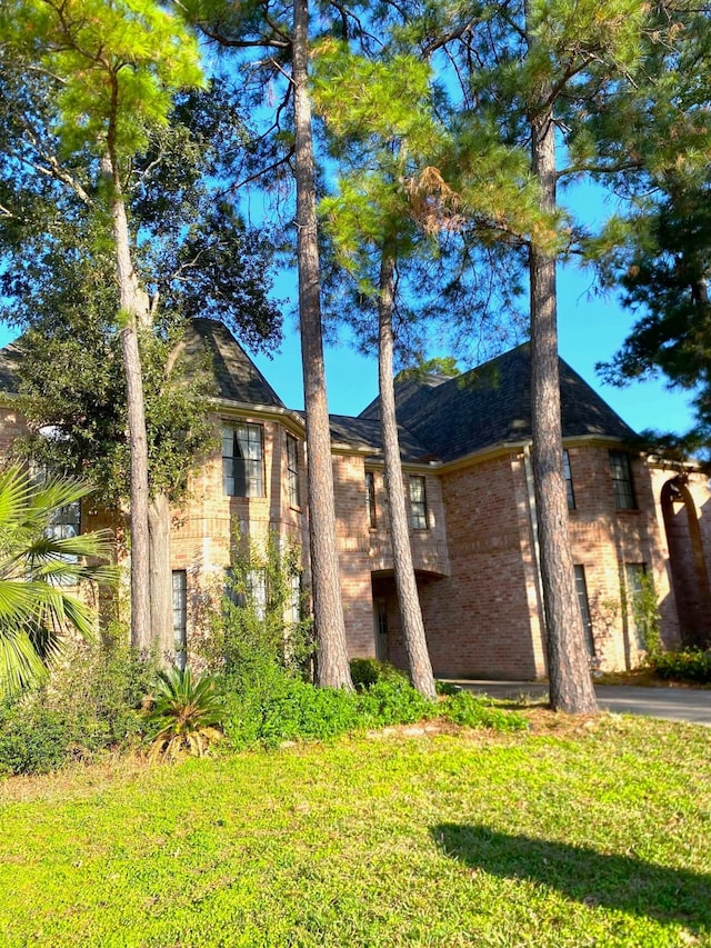 view of side of property featuring a lawn