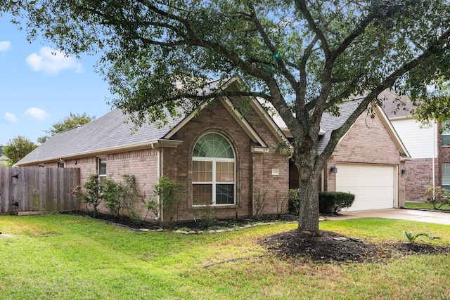 single story home featuring a front lawn