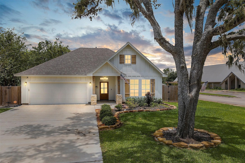 view of front of property featuring a lawn and a garage