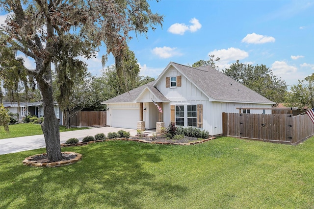 view of front of home featuring a front lawn and a garage