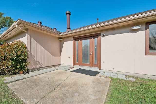 entrance to property featuring a patio