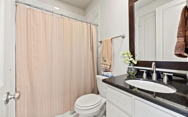 bathroom with a shower with shower curtain, vanity, and toilet