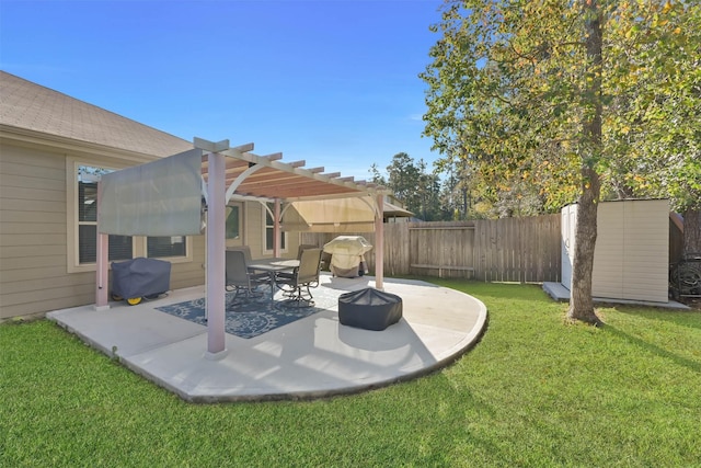 view of yard featuring a pergola and a patio area