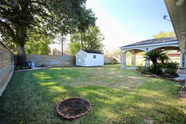 view of yard featuring a storage shed