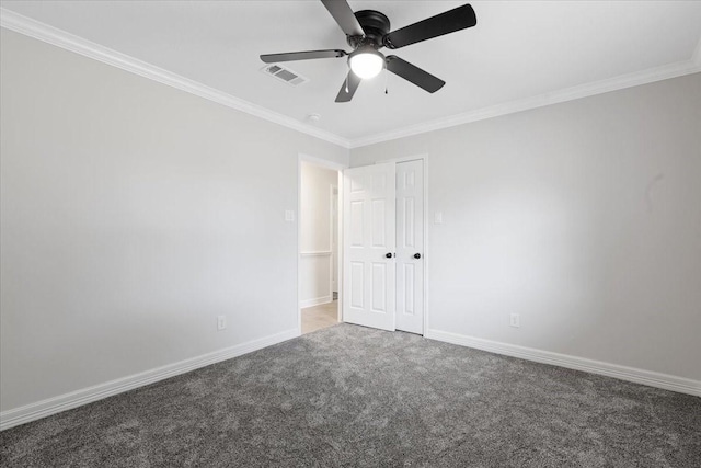 unfurnished room featuring carpet flooring, ceiling fan, and ornamental molding