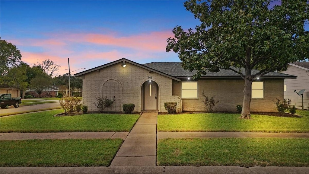 view of front of house featuring a lawn