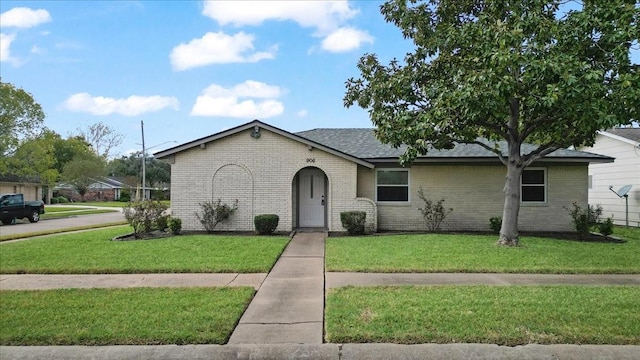 view of front of house featuring a front lawn