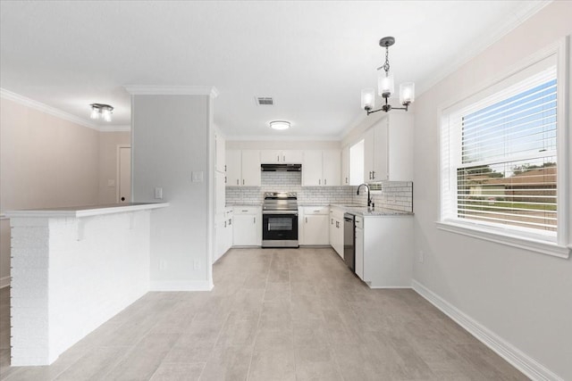 kitchen with sink, kitchen peninsula, appliances with stainless steel finishes, decorative light fixtures, and white cabinetry