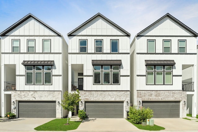 townhome / multi-family property featuring a garage