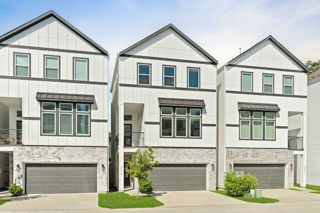 townhome / multi-family property featuring a garage