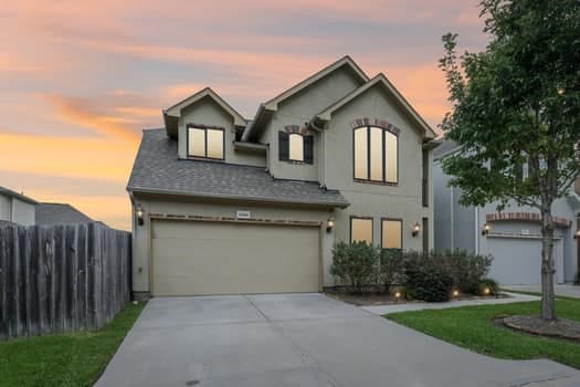 view of front facade with a garage