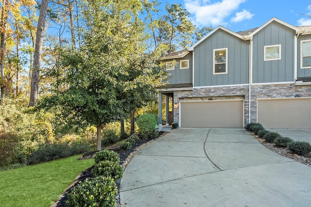 view of front of property featuring a front yard and a garage