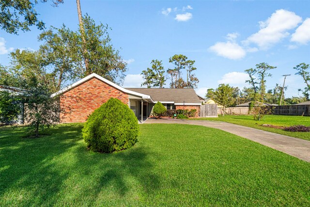 view of front of property featuring a front yard