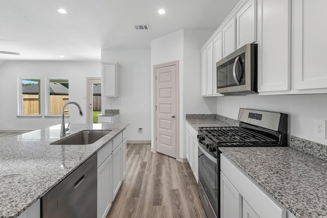 kitchen with light wood-style flooring, a sink, stainless steel appliances, visible vents, and recessed lighting