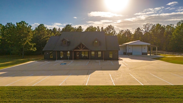 view of front of property with a front yard