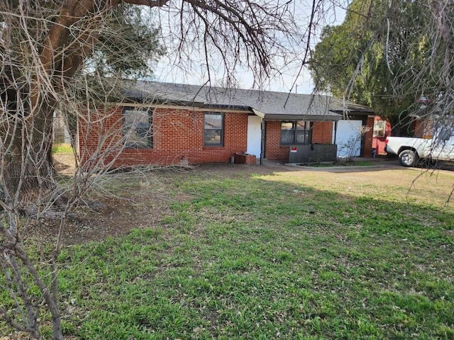 single story home featuring a front yard