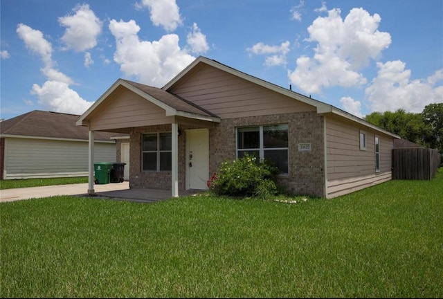 view of front facade featuring a front lawn