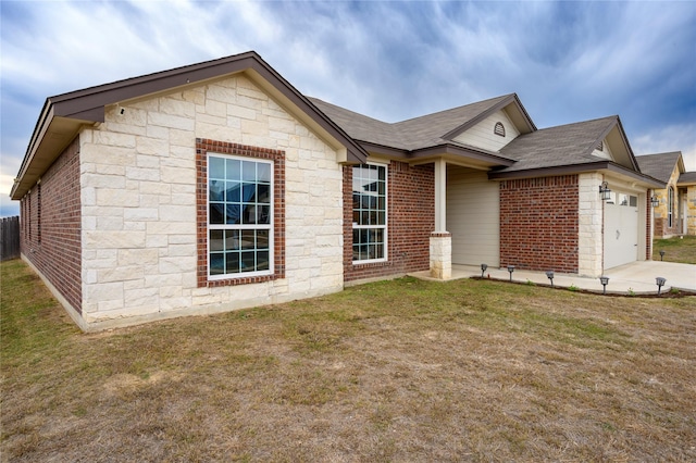 view of front of property featuring a front yard and a garage