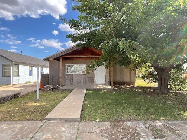 view of front facade with a front lawn