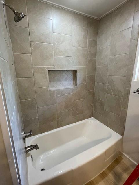 bathroom featuring tiled shower / bath combo