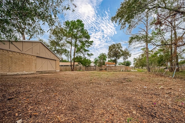 view of yard featuring an outdoor structure