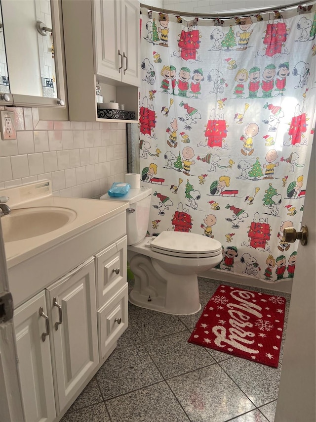 full bathroom featuring vanity, toilet, decorative backsplash, and shower / tub combo with curtain