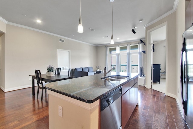 kitchen with sink, dark hardwood / wood-style floors, an island with sink, appliances with stainless steel finishes, and ornamental molding