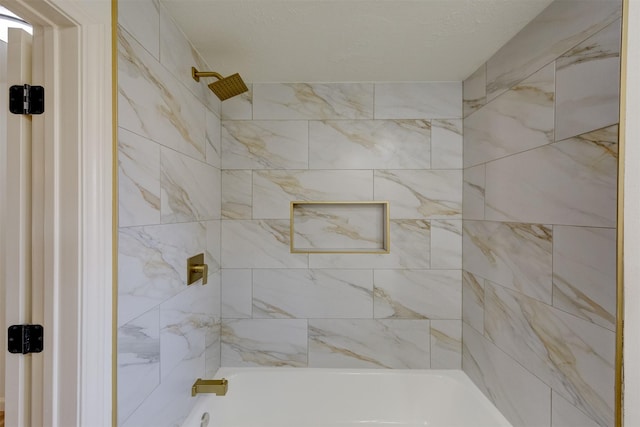 bathroom with tiled shower / bath