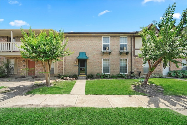 multi unit property featuring a front lawn