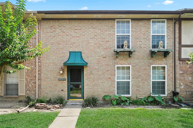 view of front of home featuring a front lawn