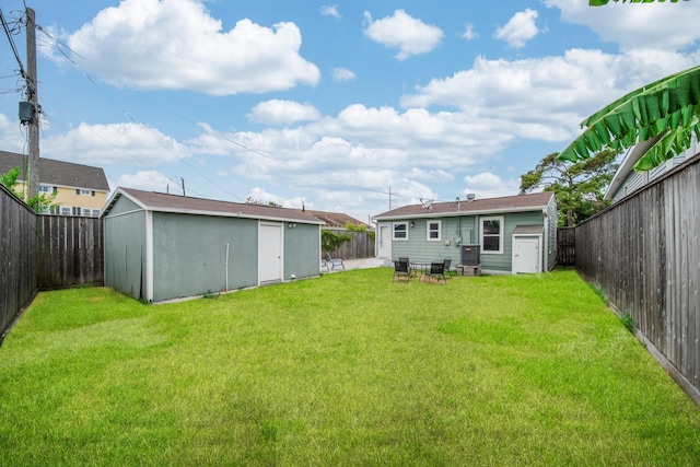 view of yard featuring a shed